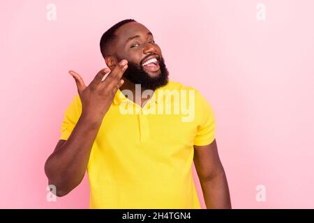 Photo d'afro-américain charmant jeune homme heureux faire de la cinération se détendre isolé sur fond de couleur rose Banque D'Images