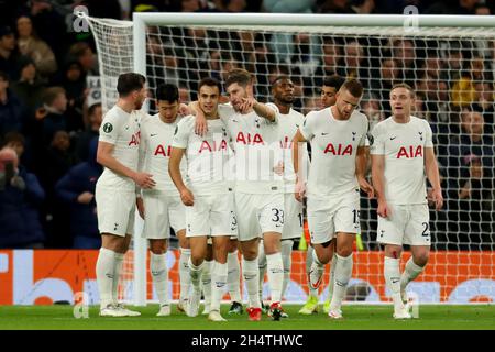 4 novembre 2021 ; Tottenham Hotspur Stadium, Tottenham, Londres, Angleterre ;Europa Conference League football, Tottenham Hotspur versus vitesse Arnhem; les joueurs de Tottenham Hotspur célèbrent le but de Harry Kane aidé par-dessus la ligne par Rasmussen pour 3-0 dans la 28e minute Banque D'Images