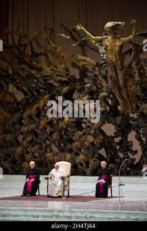 Vatican, Vatican.03ème novembre 2021.Le pape François dirige son audience générale traditionnelle.audience générale traditionnelle du pape François dans la salle d'audience Paul VI de la Cité du Vatican.(Photo de Stefano Costantino/SOPA Images/Sipa USA) Credit: SIPA USA/Alay Live News Banque D'Images