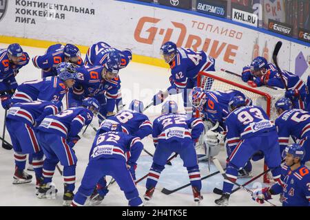Saint-Pétersbourg, Russie.04e novembre 2021.LES joueurs DE hockey DE SKA Saint Petersburg sont vus en action pendant la saison régulière de la KHL 2021-22 de la Ligue de hockey Kontinental entre SKA Saint Petersbourg et Spartak Moscou au Palais des sports de glace. Score final; SKA Saint Petersburg 1:2 Spartak Moscou.(Photo de Maksim Konstantinov/SOPA Images/Sipa USA) crédit: SIPA USA/Alay Live News Banque D'Images