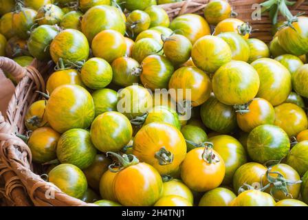 Tomates en démonstration sur le marché agricole Banque D'Images