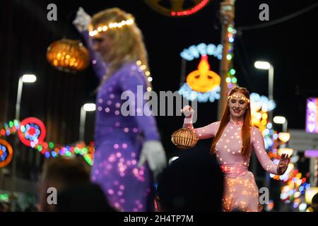 Artistes sur le Golden Mile à Leicester au début de Diwali, un festival de cinq jours de lumières et l'un des plus grands festivals célébrés par les Hindous, les Jains et les Sikhs.Date de la photo: Jeudi 4 novembre 2021. Banque D'Images