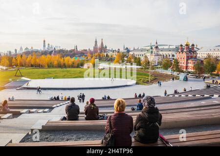 Parc de l'amphithéâtre zaryadye personnes se reposant dans le centre-ville .concept Parc de repos de Moscou .Russie,Moscou, 13okt2021. Banque D'Images