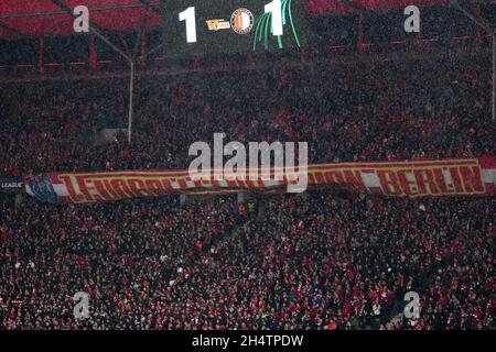 BERLIN, ALLEMAGNE - NOVEMBRE 4 : fans de l'Union berlin avec des bannières lors du match de l'UEFA Conference League Group Stage entre 1.FC Union Berlin et Feyenoord à Olympia Stadion le 4 novembre 2021 à Berlin, Allemagne (photo de Yannick Verhoeven/Orange Pictures) Banque D'Images