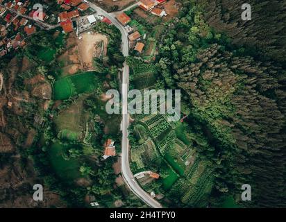 Des parties de mon village vues à partir d'un drone avec la nature en arrière-plan. Banque D'Images