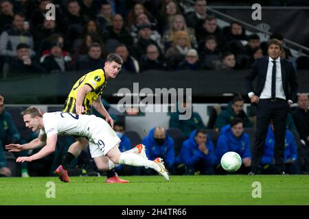 LONDRES, GBR.4 NOV Oliver Skipp de Tottenham bataille pour le ballon lors du match de l'UEFA Europa League entre Tottenham Hotspur et SBV vitesse à White Hart Lane, Londres, le jeudi 4 novembre 2021.(Credit: Federico Maranesi | MI News) Credit: MI News & Sport /Alay Live News Banque D'Images