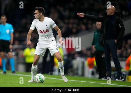 LONDRES, GBR.4 NOV Sergio Reguilon de Tottenham contrôle le ballon lors du match de l'UEFA Europa League entre Tottenham Hotspur et SBV vitesse à White Hart Lane, Londres, le jeudi 4 novembre 2021.(Credit: Federico Maranesi | MI News) Credit: MI News & Sport /Alay Live News Banque D'Images