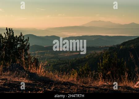 Lever de soleil le matin paysage sur les montagnes. Banque D'Images