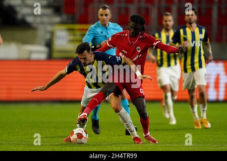 ANTWERPEN, BELGIQUE - NOVEMBRE 4 : Pierre Dwmoh du FC Royal Anvers, Mergim Berisha de Fenerbahce pendant le match du groupe D - UEFA Europa League entre le FC Royal Anvers et le FC Fenerbahce à Bosuilstadion le 4 novembre 2021 à Antwerpen, Belgique (photo de Jeroen Meuwsen/Orange Pictures) Banque D'Images