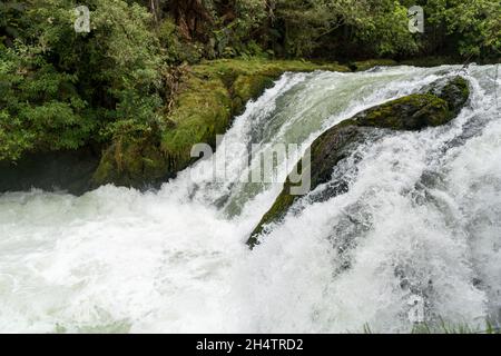 Rapides puissants des chutes d'Okere, Rotorua, Nouvelle-Zélande Banque D'Images