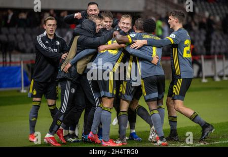 Berlin, Allemagne.04e novembre 2021.Football: Ligue de conférences Europa de l'UEFA, 1.FC Union Berlin - Feyenoord Rotterdam, Stage de groupe, Groupe E, Matchday 4, Olympiastadion.Les joueurs de Feyenoord Rotterdam célèbrent après le but de Desser du faire 2:1.Credit: Andreas Gora/dpa/Alay Live News Banque D'Images