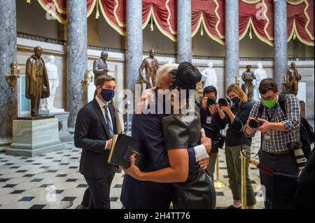 Shontel Brown (démocrate de l'Ohio), à droite, est adopté par le leader de la majorité parlementaire des États-Unis Steny Hoyer (démocrate du Maryland), parti après avoir prêté serment comme membre du Congressional Black Caucus dans la statuaire Hall du Capitole des États-Unis à Washington, DC, le jeudi 4 novembre 2021.Crédit : Rod Lamkey/CNP Banque D'Images