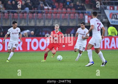 Alkmaar, pays-Bas.04e novembre 2021.ALKMAAR, PAYS-BAS - NOVEMBRE 4 :Mario Camora de CFR Cluj, Albert Gudmundsson d'AZ Alkmaar, Emmanuel Culio de CFR Cluj pendant le match de la Ligue de Conférence Europa du Groupe D - UEFA entre AZ Alkmaar et CFR Cluj à l'AZ Stadion le 4 novembre 2021 à Alkmaar, pays-Bas (photo de Patrick Goosen/Orange Pictures) Credit:Orange pics BV/Alay Live News Banque D'Images