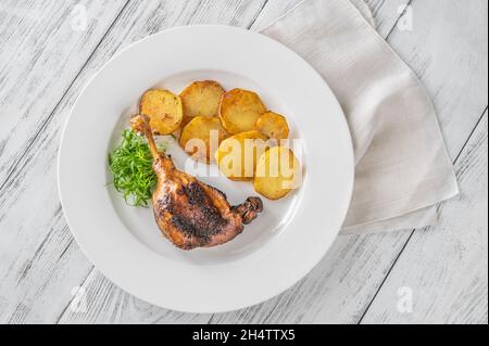 Confit de canard - un plat français fait avec les pattes de canard Banque D'Images