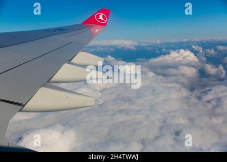 Turquie - 15 janvier 2021 : aile d'avion de la compagnie aérienne turque. Vue depuis le hublot de l'avion Banque D'Images