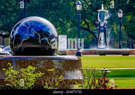 Le Great Commission Globe se trouve près de la fontaine Sentinel 18 à l'Université de Mobile, le 3 novembre 2021, à Mobile, Alabama. Banque D'Images