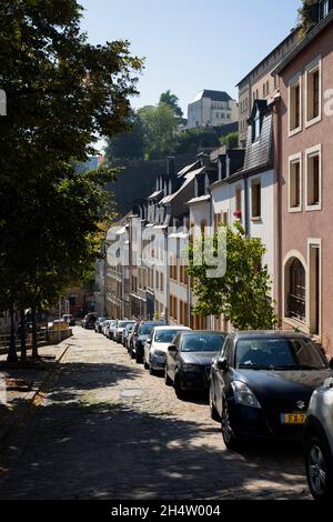 Europe, Luxembourg, ville de Luxembourg, montée du Grund, rue traditionnelle avec maisons et voitures garées Banque D'Images