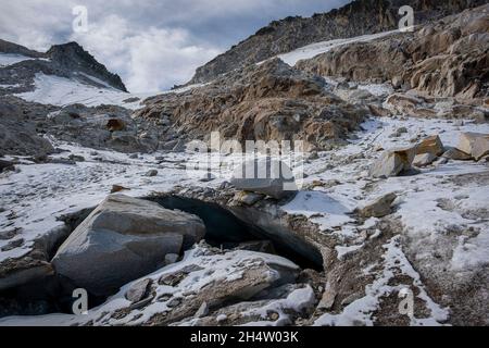 Pico de Aneto à gauche, et le glacier d'Aneto, dans le parc naturel de Posets-Maladeta, Benasque, Pyrénées, Espagne Banque D'Images