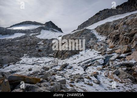 Pico de Aneto à gauche, et le glacier d'Aneto, dans le parc naturel de Posets-Maladeta, Benasque, Pyrénées, Espagne Banque D'Images