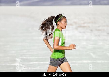 Coureur athlète femme course à pied course à pied en arrière-plan dans le désert.Défi de remise en forme de randonnée longue distance.Fille asiatique. Banque D'Images