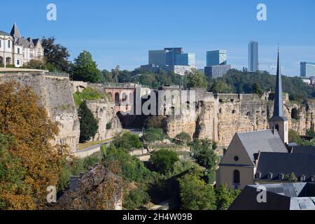 Europe, Luxembourg, ville de Luxembourg, vues sur les Casemates du Bock avec le Kirchberg au-delà et le Grund au-dessous Banque D'Images