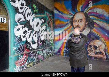 Street Art Graffiti Peinture de William Shakespeare dans Clink Street Londres par Jimmy C. Près de Rose et Globe théâtres