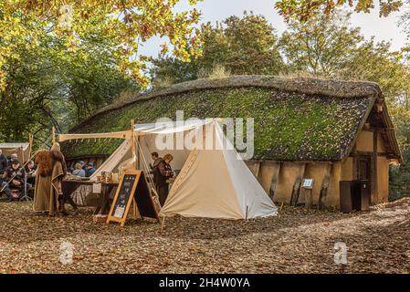 Tente dans un bazar viking devant une réinterprétation d'une longue maison viking à Frederiksund, Danemark, 23 octobre 2021 Banque D'Images