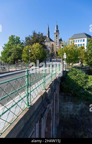 Europe, Luxembourg, ville de Luxembourg, le Pont du Château transportant la montée de Clausen jusqu'à l'Église Saint-Michel Banque D'Images