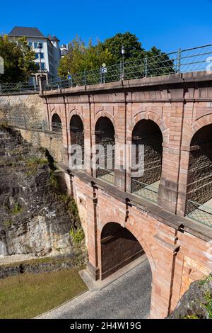 Europe, Luxembourg, ville de Luxembourg, le Pont du Château transportant la montée de Clausen au-dessus de la rue Sosthène Weis Banque D'Images