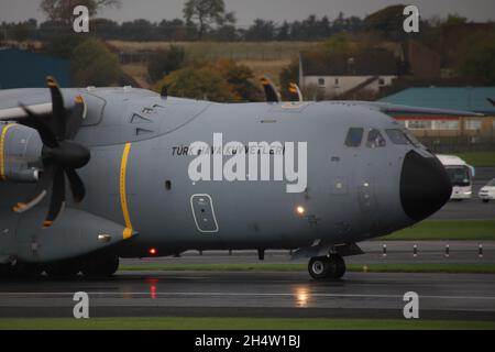 15-0051, un Airbus A400M Atlas exploité par la Turkish Air Force (Türk Hava Kuvvvvvvvvvvvvvetleri), à l'aéroport international de Prestwick à Ayrshire, en Écosse.L'avion était en Écosse pour soutenir les délégués turcs qui assistaient au sommet de la COP26 sur le changement climatique à Glasgow, à proximité. Banque D'Images