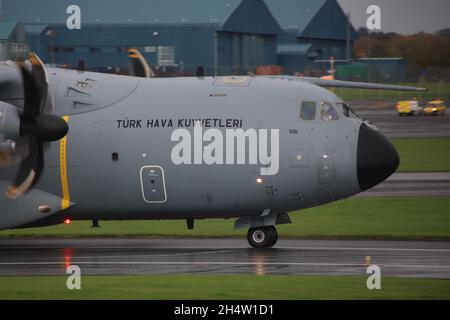 15-0051, un Airbus A400M Atlas exploité par la Turkish Air Force (Türk Hava Kuvvvvvvvvvvvvvetleri), à l'aéroport international de Prestwick à Ayrshire, en Écosse.L'avion était en Écosse pour soutenir les délégués turcs qui assistaient au sommet de la COP26 sur le changement climatique à Glasgow, à proximité. Banque D'Images