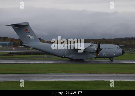 15-0051, un Airbus A400M Atlas exploité par la Turkish Air Force (Türk Hava Kuvvvvvvvvvvvvvetleri), à l'aéroport international de Prestwick à Ayrshire, en Écosse.L'avion était en Écosse pour soutenir les délégués turcs qui assistaient au sommet de la COP26 sur le changement climatique à Glasgow, à proximité. Banque D'Images