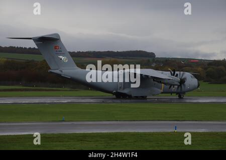 15-0051, un Airbus A400M Atlas exploité par la Turkish Air Force (Türk Hava Kuvvvvvvvvvvvvvetleri), à l'aéroport international de Prestwick à Ayrshire, en Écosse.L'avion était en Écosse pour soutenir les délégués turcs qui assistaient au sommet de la COP26 sur le changement climatique à Glasgow, à proximité. Banque D'Images