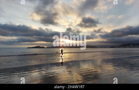 Santos, Sao Paulo, Brésil.4 novembre 2021.(INT) Météo: Mouvement à Praia da Aparecida, à Santos.4 novembre 2021, Santos, Sao Paulo, Brésil: Mouvement des baigneurs sur la plage d'Aparecida, à Santos, sur la côte sud de Sao Paulo, le jeudi (4) (Credit image: © Luigi Bongiovanni/TheNEWS2 via ZUMA Press Wire) Banque D'Images