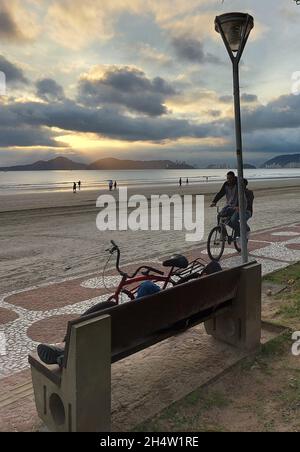 Santos, Sao Paulo, Brésil.4 novembre 2021.(INT) Météo: Mouvement à Praia da Aparecida, à Santos.4 novembre 2021, Santos, Sao Paulo, Brésil: Mouvement des baigneurs sur la plage d'Aparecida, à Santos, sur la côte sud de Sao Paulo, le jeudi (4) (Credit image: © Luigi Bongiovanni/TheNEWS2 via ZUMA Press Wire) Banque D'Images