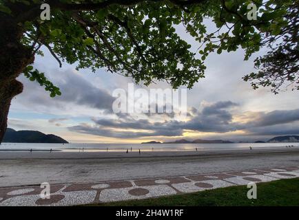 Santos, Sao Paulo, Brésil.4 novembre 2021.(INT) Météo: Mouvement à Praia da Aparecida, à Santos.4 novembre 2021, Santos, Sao Paulo, Brésil: Mouvement des baigneurs sur la plage d'Aparecida, à Santos, sur la côte sud de Sao Paulo, le jeudi (4) (Credit image: © Luigi Bongiovanni/TheNEWS2 via ZUMA Press Wire) Banque D'Images