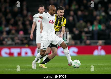 LONDRES, GBR.4 NOV Lucas Moura de Tottenham contrôle le ballon lors du match de l'UEFA Europa League entre Tottenham Hotspur et SBV vitesse à White Hart Lane, Londres, le jeudi 4 novembre 2021.(Credit: Federico Maranesi | MI News) Credit: MI News & Sport /Alay Live News Banque D'Images