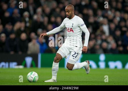 LONDRES, GBR.4 NOV Lucas Moura de Tottenham contrôle le ballon lors du match de l'UEFA Europa League entre Tottenham Hotspur et SBV vitesse à White Hart Lane, Londres, le jeudi 4 novembre 2021.(Credit: Federico Maranesi | MI News) Credit: MI News & Sport /Alay Live News Banque D'Images