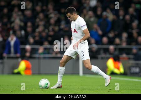 LONDRES, GBR.4 NOV Sergio Reguilon de Tottenham contrôle le ballon lors du match de l'UEFA Europa League entre Tottenham Hotspur et SBV vitesse à White Hart Lane, Londres, le jeudi 4 novembre 2021.(Credit: Federico Maranesi | MI News) Credit: MI News & Sport /Alay Live News Banque D'Images