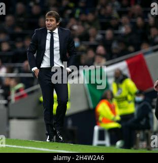 LONDRES, GBR.4 NOV Antonio Conte de Tottenham regarde pendant le match de l'UEFA Europa League entre Tottenham Hotspur et SBV vitesse à White Hart Lane, Londres, le jeudi 4 novembre 2021.(Credit: Federico Maranesi | MI News) Credit: MI News & Sport /Alay Live News Banque D'Images