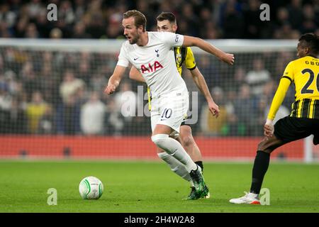 LONDRES, GBR.4 NOVEMBRE Harry Kane de Tottenham contrôle le ballon lors du match de l'UEFA Europa League entre Tottenham Hotspur et SBV vitesse à White Hart Lane, Londres, le jeudi 4 novembre 2021.(Credit: Federico Maranesi | MI News) Credit: MI News & Sport /Alay Live News Banque D'Images