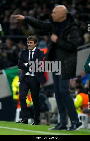 LONDRES, GBR.4 NOVEMBRE Antonio Conte de Tottenham gestes lors du match de l'UEFA Europa League entre Tottenham Hotspur et SBV vitesse à White Hart Lane, Londres, le jeudi 4 novembre 2021.(Credit: Federico Maranesi | MI News) Credit: MI News & Sport /Alay Live News Banque D'Images