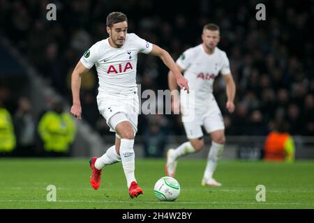 LONDRES, GBR.4 NOVEMBRE Harry Winks de Tottenham contrôle le ballon lors du match de l'UEFA Europa League entre Tottenham Hotspur et SBV vitesse à White Hart Lane, Londres, le jeudi 4 novembre 2021.(Credit: Federico Maranesi | MI News) Credit: MI News & Sport /Alay Live News Banque D'Images