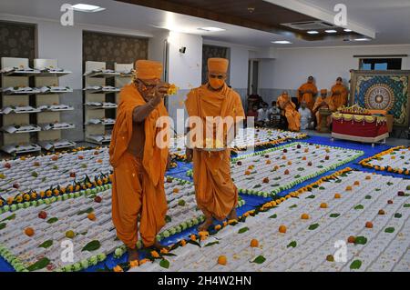 Mumbai, Inde.04e novembre 2021.Le prêtre saupoudrer des pétales de fleurs sur le chopda (livres de comptes) à l'intérieur du temple Swaminarayan à Dadar à Mumbai.Chopda (livres de comptes) des rituels de poojan ont été exécutés à l'intérieur des locaux du temple et les dévotés ont regardé le même en ligne qu'il y avait des restrictions sur le rassemblement de personnes en raison de la pandémie de coronavirus.Crédit : SOPA Images Limited/Alamy Live News Banque D'Images