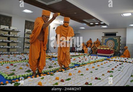 Mumbai, Inde.04e novembre 2021.Le prêtre saupoudrer des pétales de fleurs sur le chopda (livres de comptes) à l'intérieur du temple Swaminarayan à Dadar à Mumbai.Chopda (livres de comptes) des rituels de poojan ont été exécutés à l'intérieur des locaux du temple et les dévotés ont regardé le même en ligne qu'il y avait des restrictions sur le rassemblement de personnes en raison de la pandémie de coronavirus.Crédit : SOPA Images Limited/Alamy Live News Banque D'Images