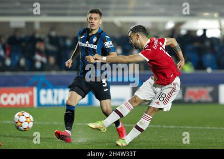 Bergame, Italie.02 novembre 2021.Italie, Bergamo, 2 nov 2021: Bruno Fernandes (milieu de terrain de Manchester Utd) tirs au but dans la seconde moitié pendant le match de football ATALANTA vs MANCHESTER UTD, UCL match day 4, Gewiss Stadium (photo de Fabrizio Andrea Bertani/Pacific Press) crédit: Pacific Press Media production Corp./Alay Live News Banque D'Images