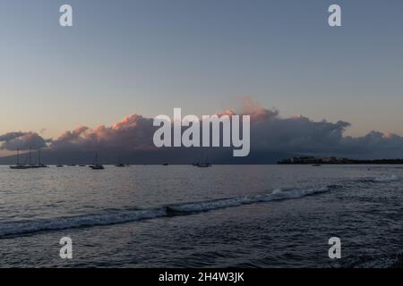 Vue panoramique sur le coucher du soleil de Lahaina avec la plage de Kaanapali en arrière-plan, Maui, Hawaii Banque D'Images