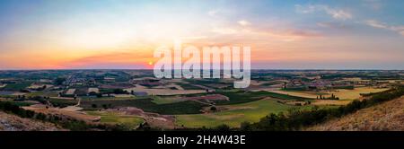 Coucher de soleil époustouflant.Vue panoramique sur les vignobles et les autres cultures de la Ribera del Duero, où de délicieux vins sont faits.À Castilla y Leon, Espagne. Banque D'Images