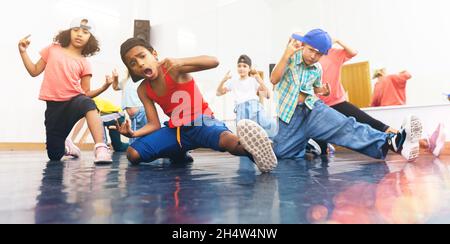 Heureux tweens pratiquant le hip hop en studio de danse Banque D'Images