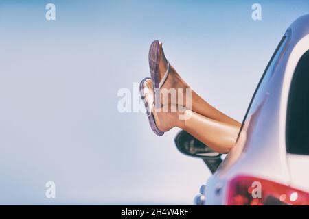 Voyage d'été route vacances voiture femme se sentant insouciante détente dormir sur la route voyage vacances bannière panoramique.Jambes sortant du siège conducteur Banque D'Images